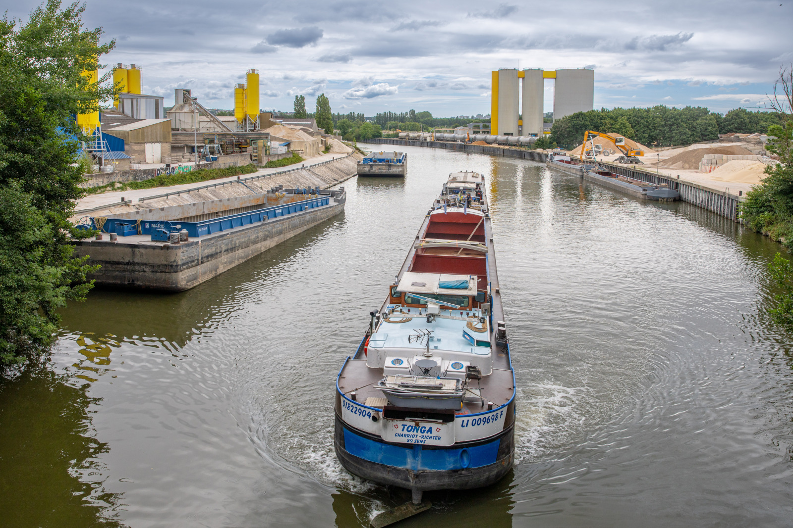 Barge fluviale passant devant la société SFB sur le Port de Bonneuil sur Marne
