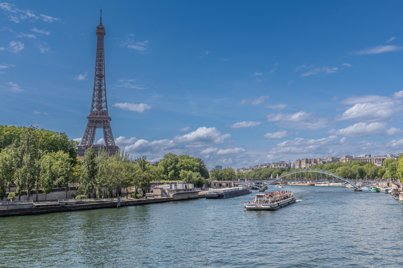 Passage péniche sous la Tour Effeil