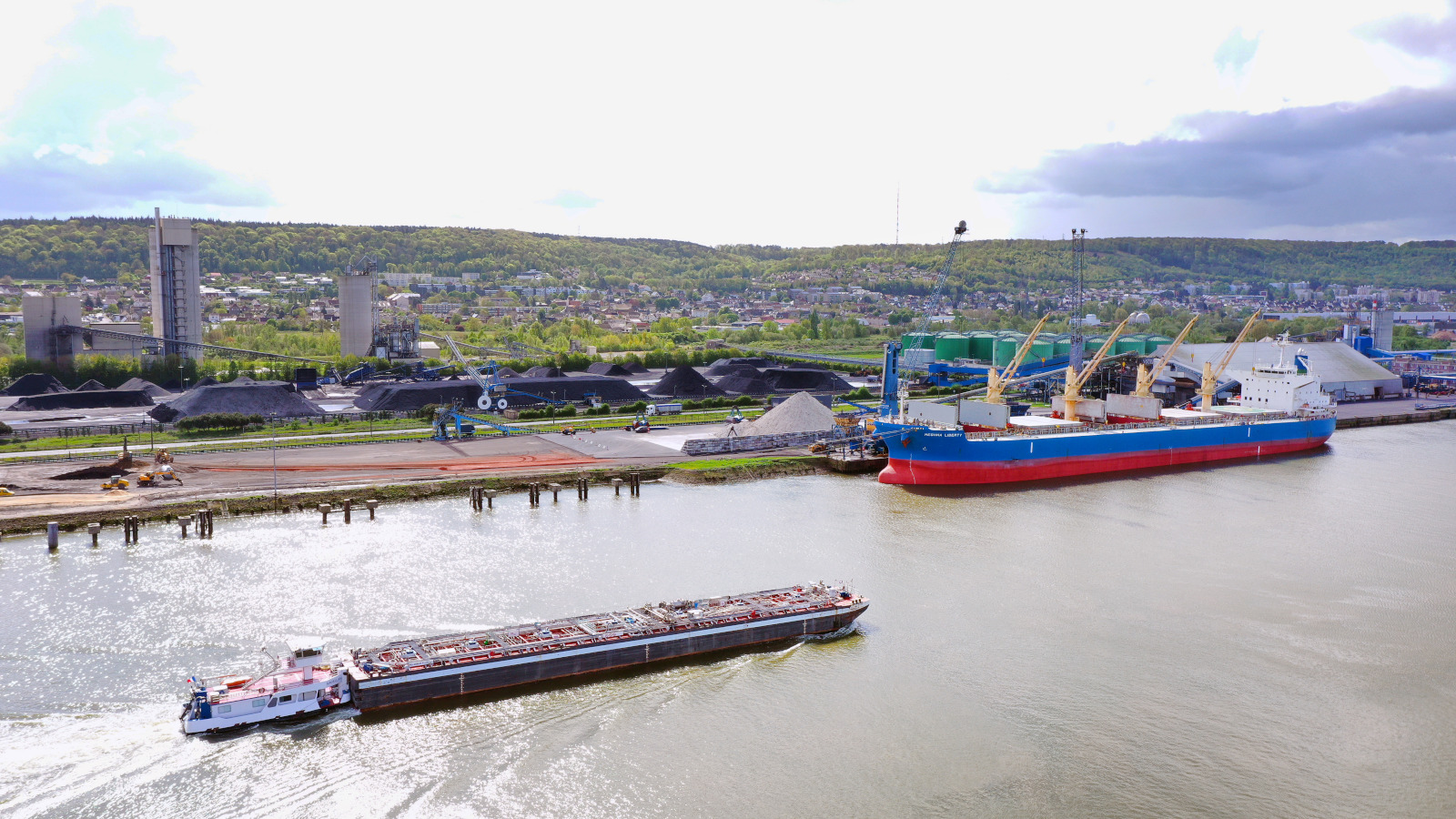 Quai de la papeterie a gauche Vraquier en chargement Quai SOGEMA chez SEA INVEST Barge fluvial Charbon Cuves vertes de SEA TANK au fond a droite silos Senalia Terminal MRM Grand couronne Rouen Vracs