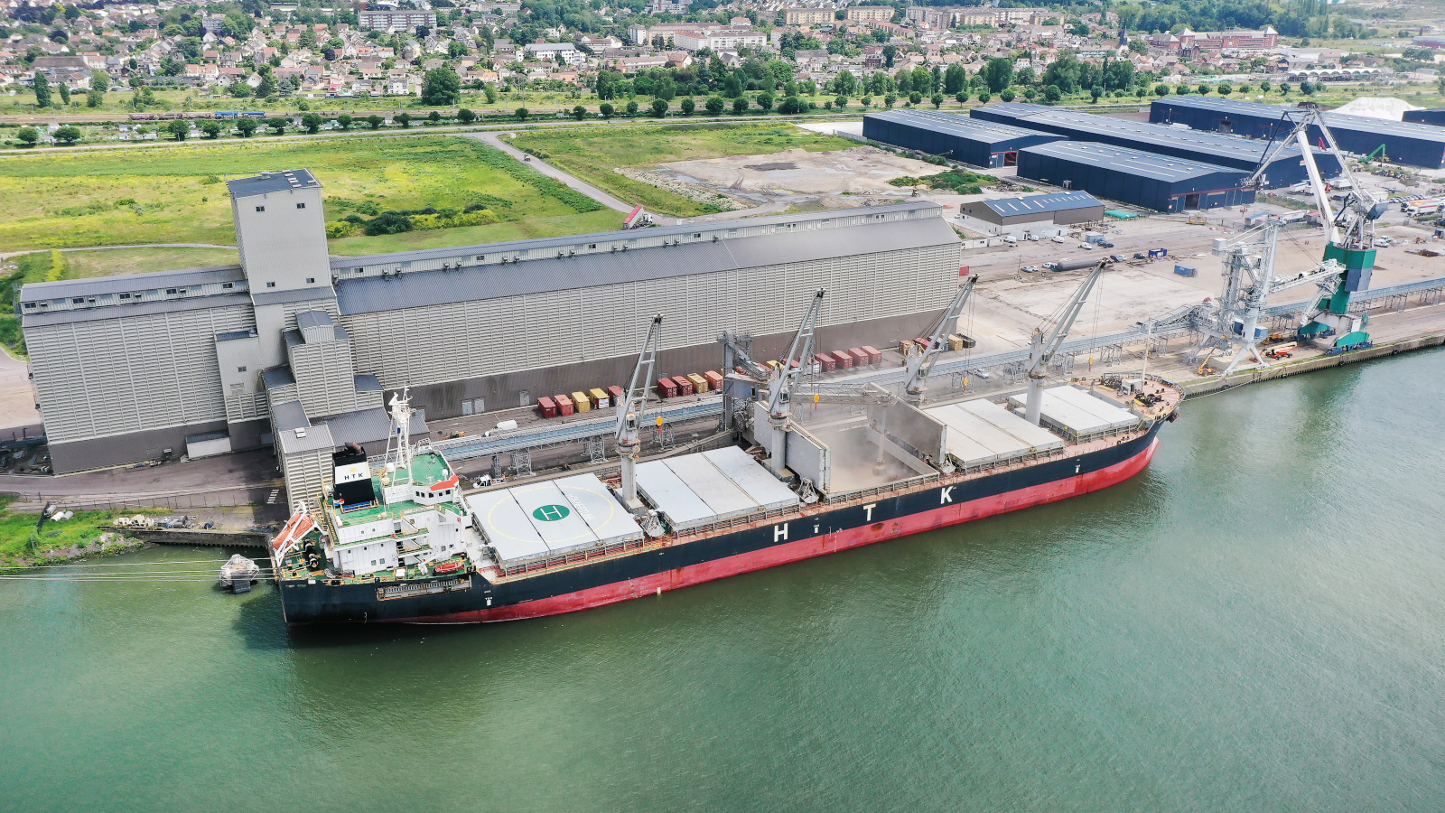Silos groupe BZ sur le port de Rouen.