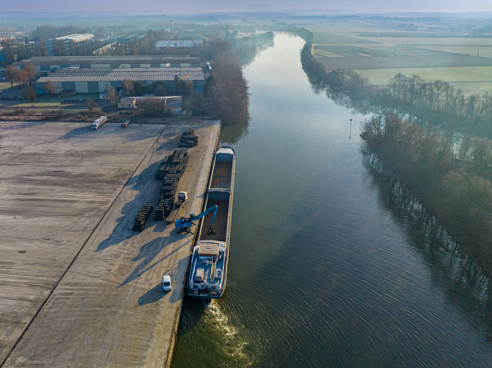 Dechargement sur le quai de cable acier. Port de Bruyeres sur Oise Reportage Bruyeres sur Oise Multimodal