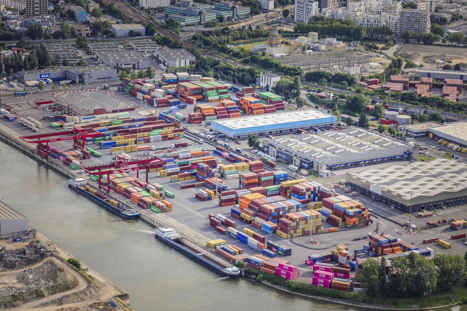 port de Gennevilliers Transport fluvial de marchandises en Ile de France Terminal conteneur de paris. recyclage de materiaux de construction sable vrac carrieres et gravieres Bassin numero 1