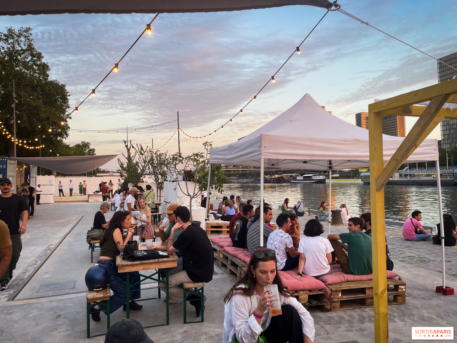 Terrasse du Quai sauvage au port de Bercy à Paris