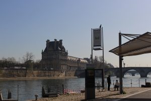 Arrêt Batobus _ panneaux fluviaux du Pont Royal