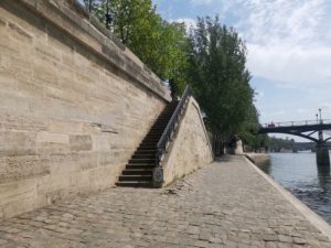 Escalier du pont des Arts à Paris
