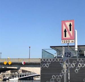 Panneau de signalisation positionné devant Fluactuart à Paris