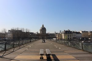 sur le pont des Arts à Paris