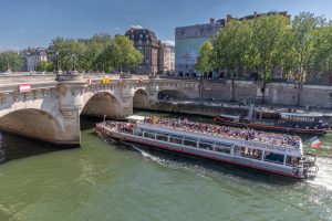 Pont neuf. Bateau Vedettes du Pont Neuf.