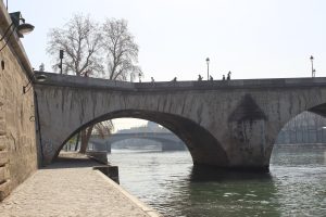 Au pied du pont Royal à Paris