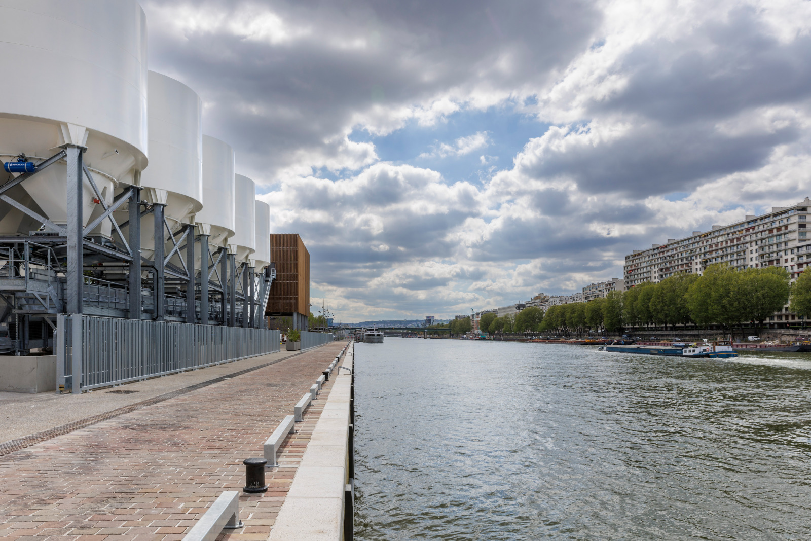Port de Javel Bas zone de la centrale Lafarge Mirabeau.