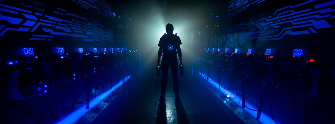 Une personne joue au Laser Game