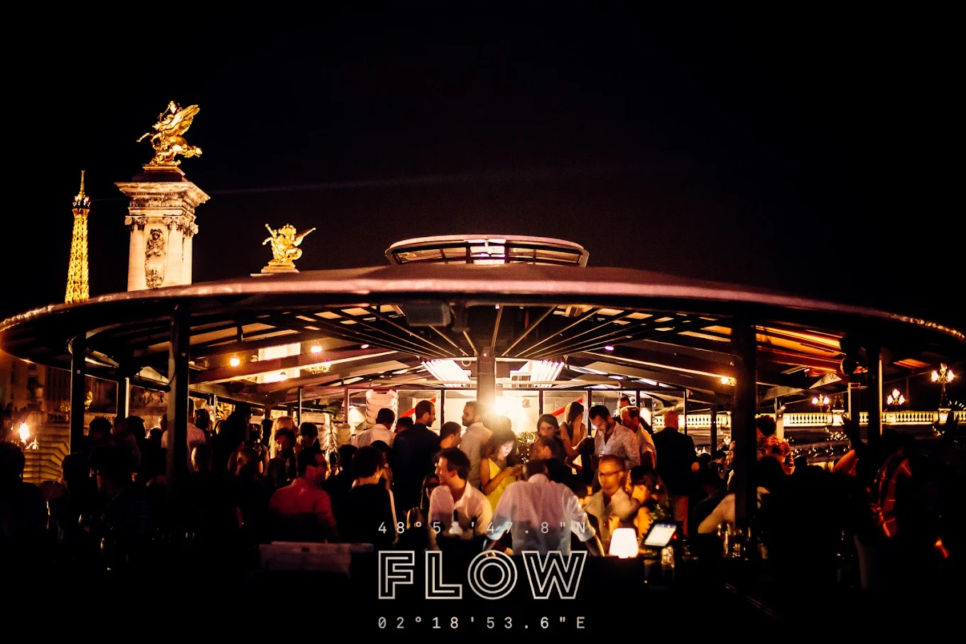 Vue nocturne sur la terrasse du Flow à Paris
