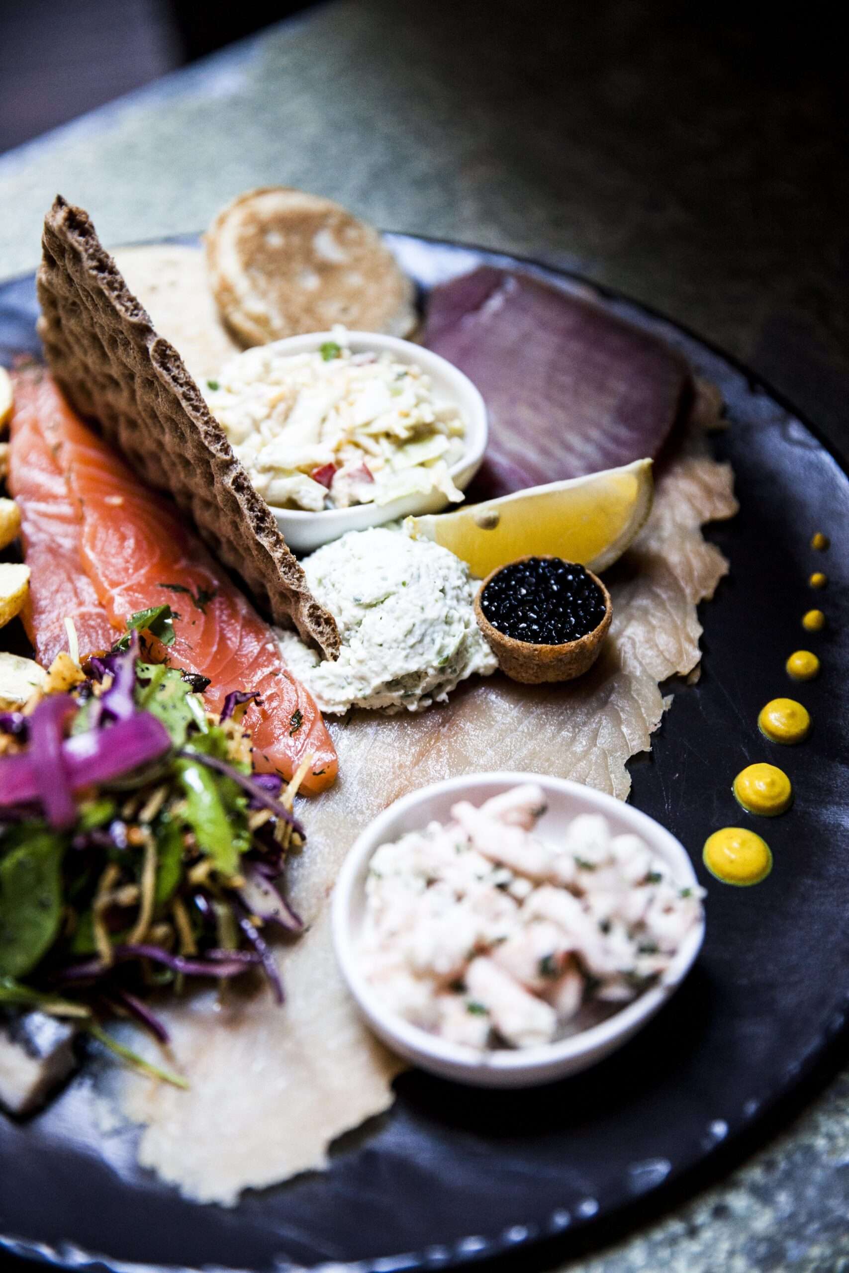 Assiette avec du poisson