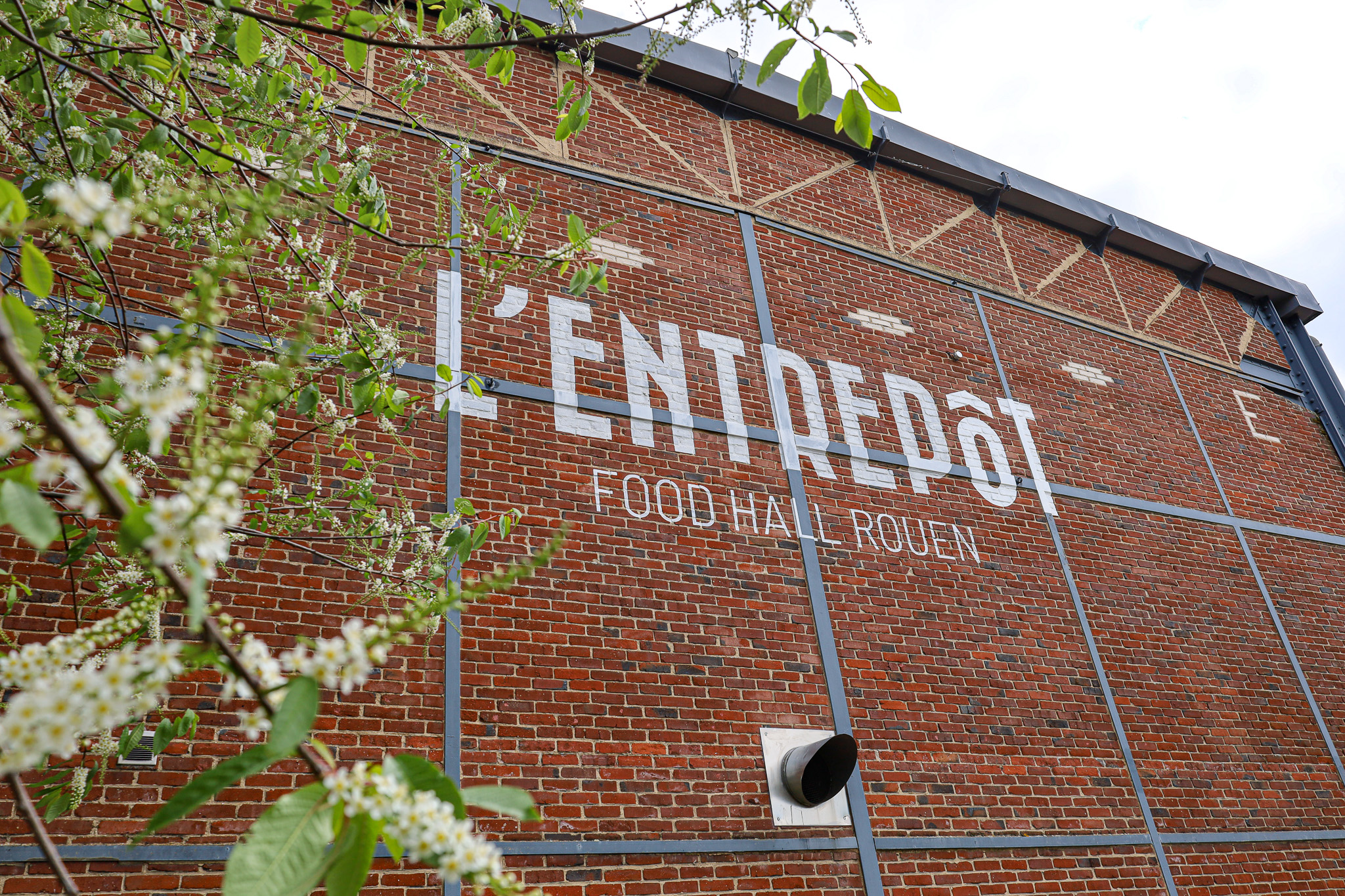 Logo entrepôt inscrit sur le mur du Hangar