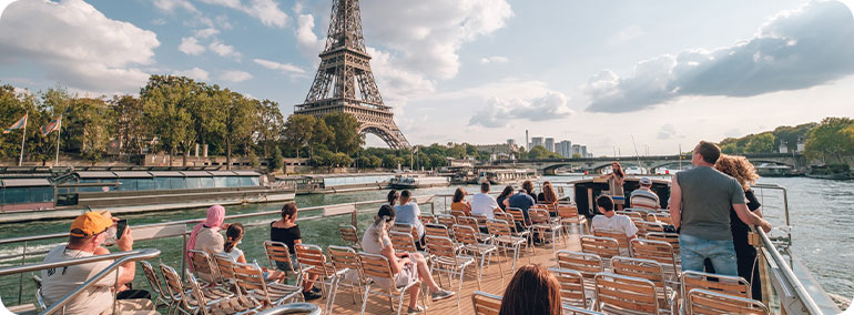 Vue sur la Tour Eiffel depuis un bateau de la flotte Vedettes de Paris