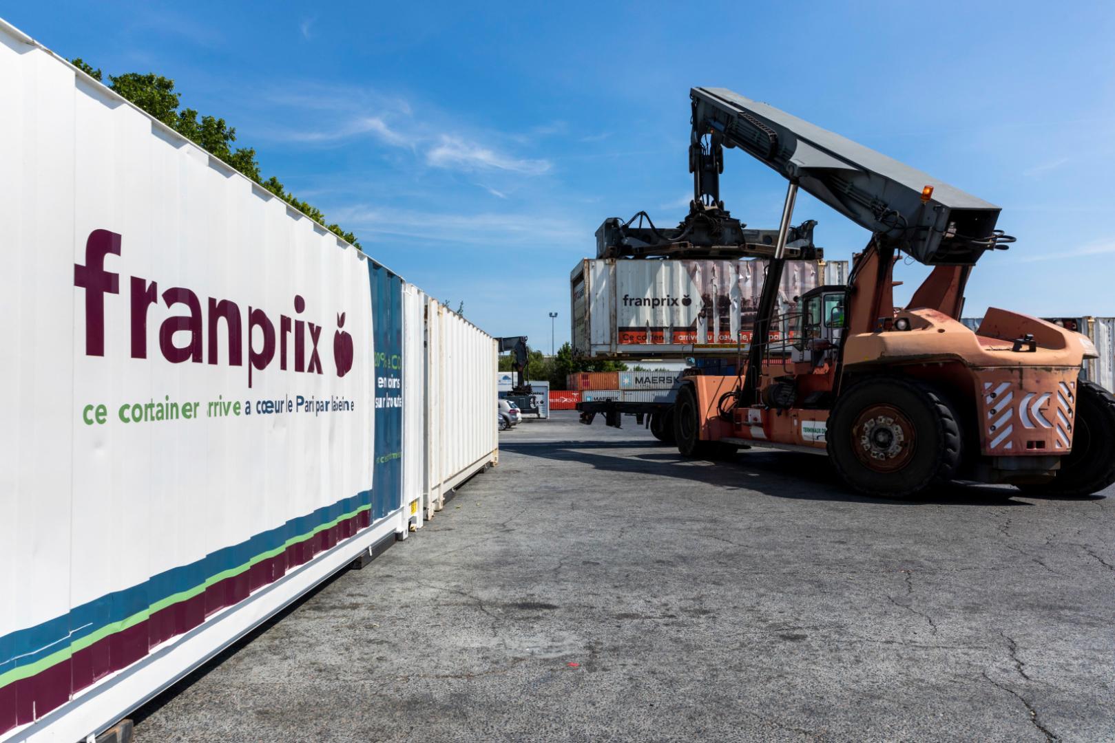 déchargement d'un conteneur Franprix sur leport de Bonneuil sur Marne.