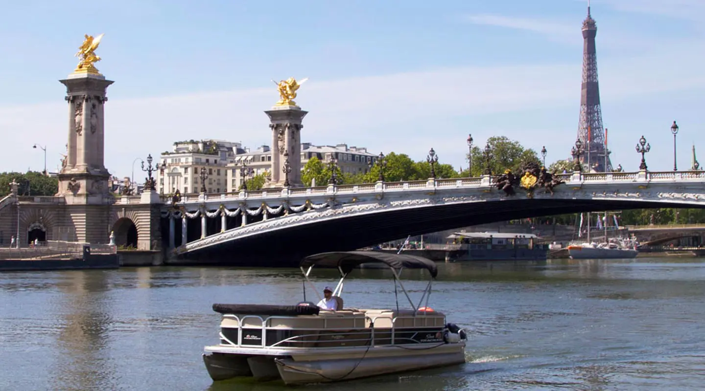 Un bateau de la flotte My river Paris sur la Seine