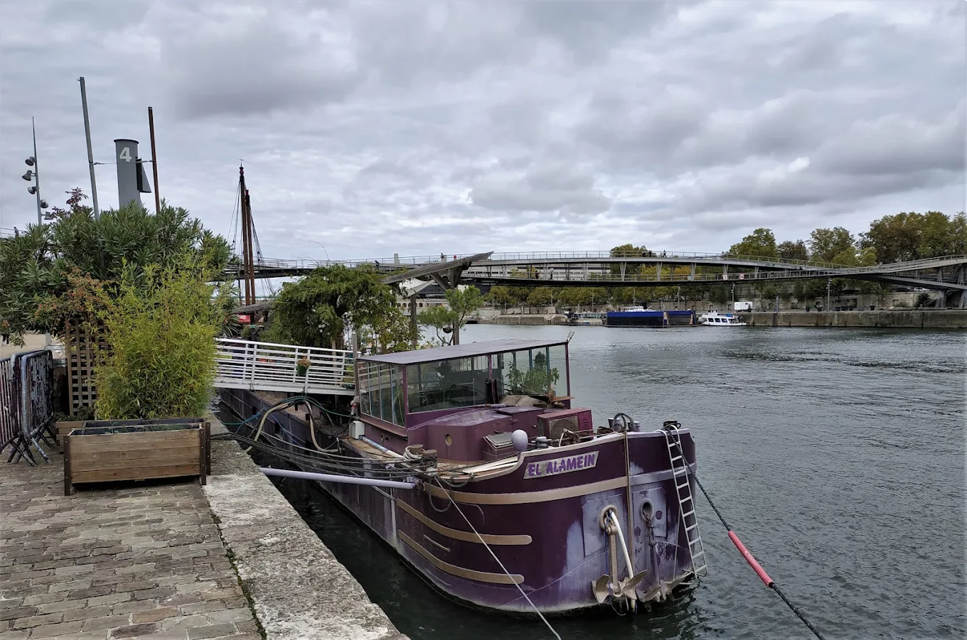 La péniche El Alamein sur la Seine à Paris