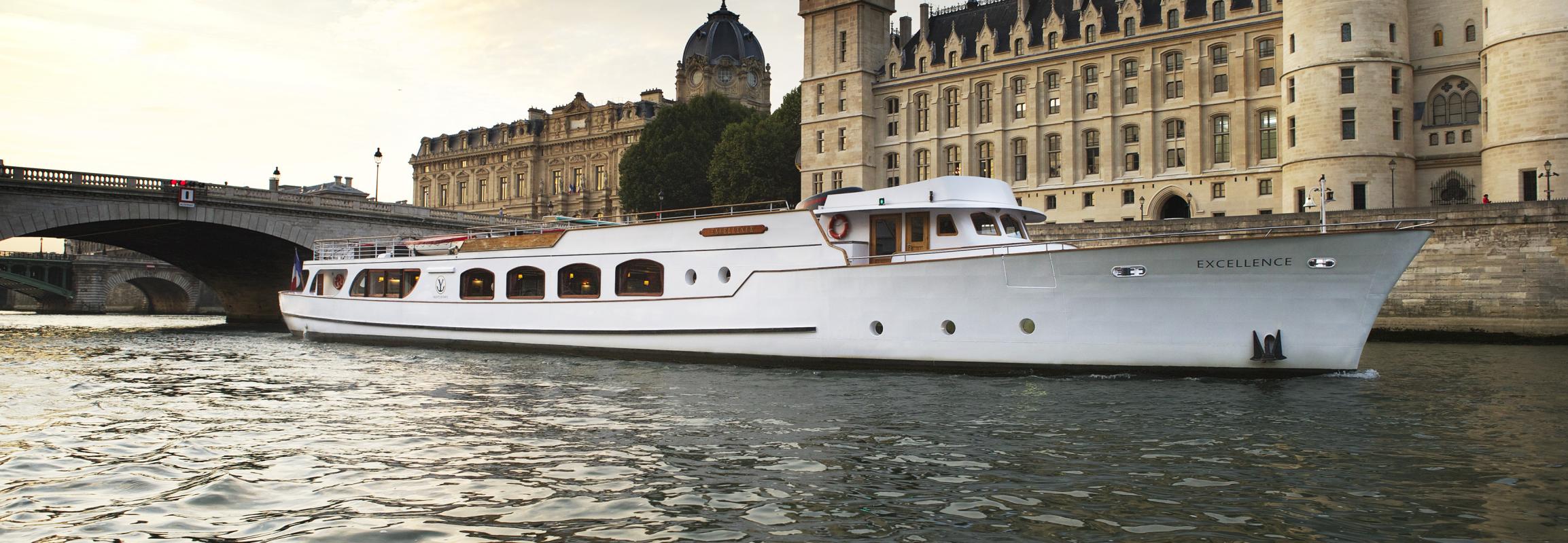 Bateau Excellence naviguant sur la Seine.