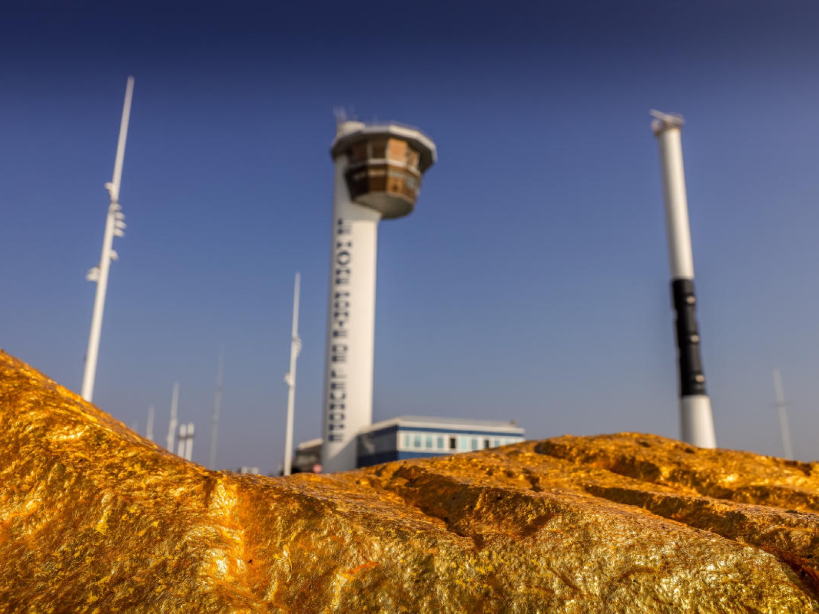 Rochers dorés sur l'esplanade en face du MUMA