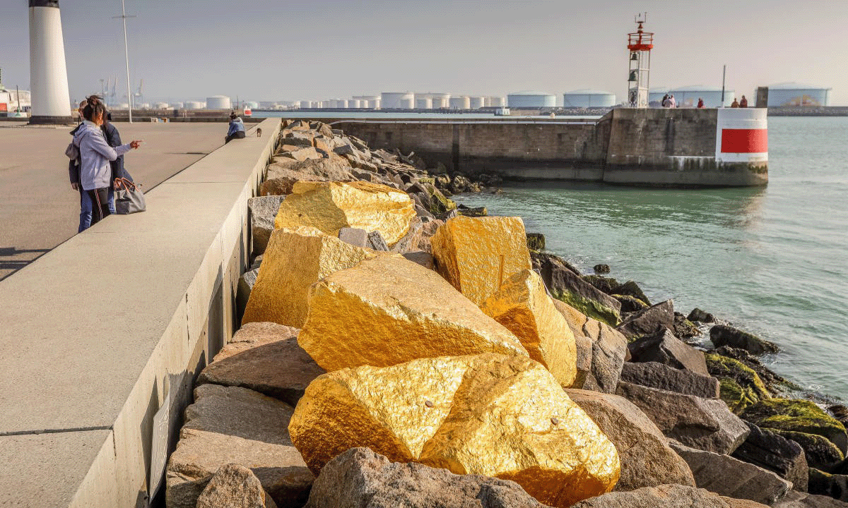 Six rochers en or installés près de la capitainerie du Havre