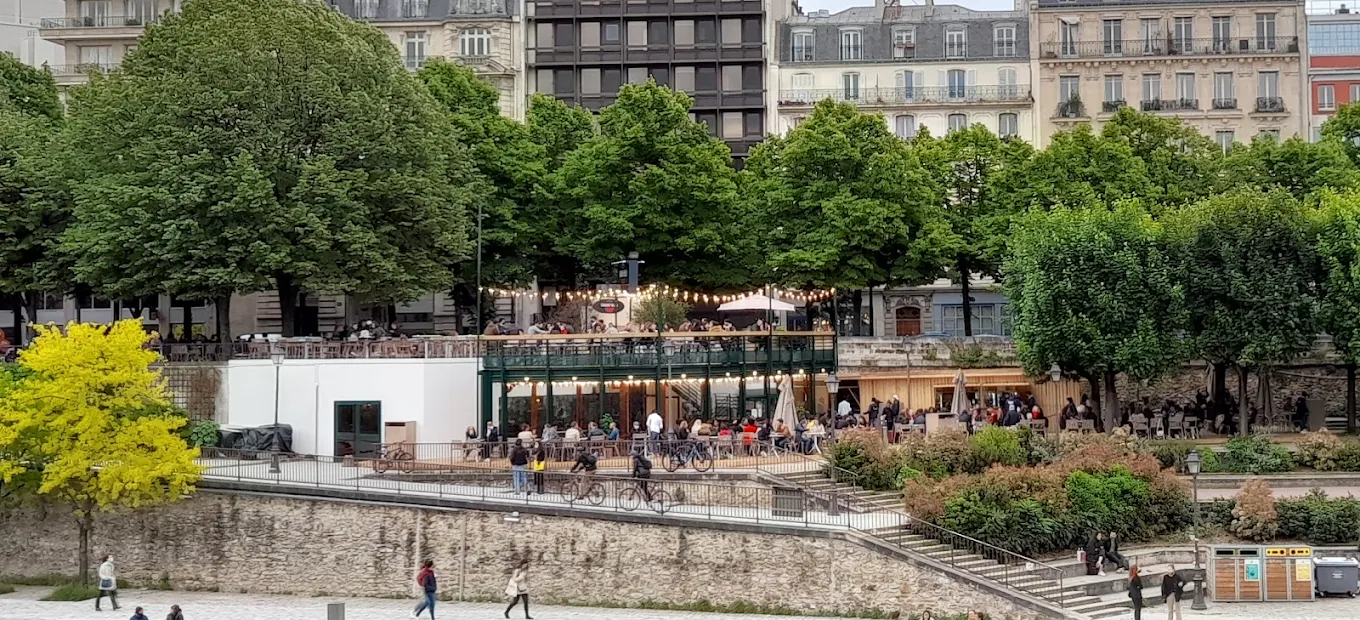 La terrasse du Grand Bleu au port de l'Arsenal à Paris