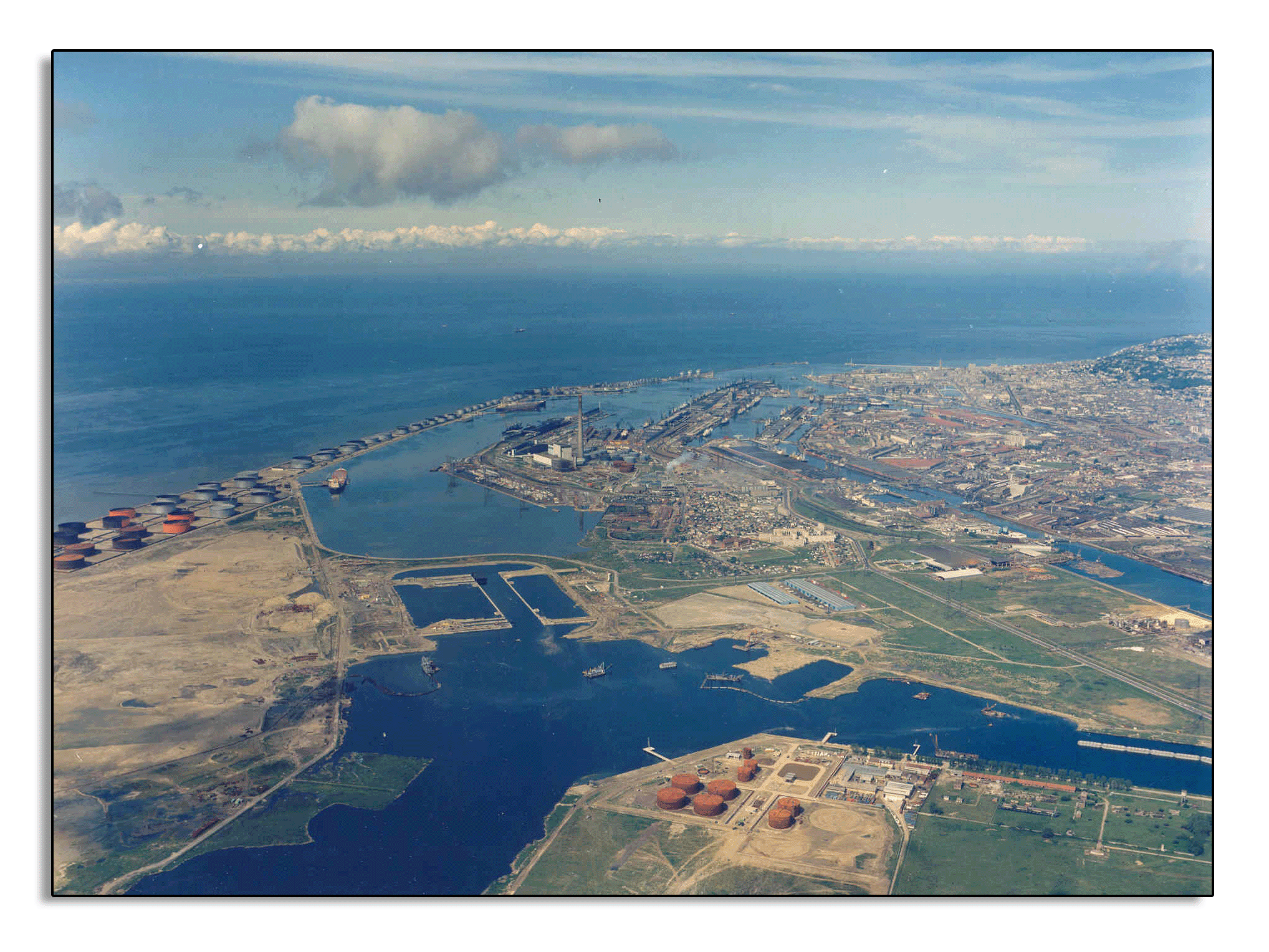 Vue aérienne sur les extensions autour de l'écluse François 1er en 1971