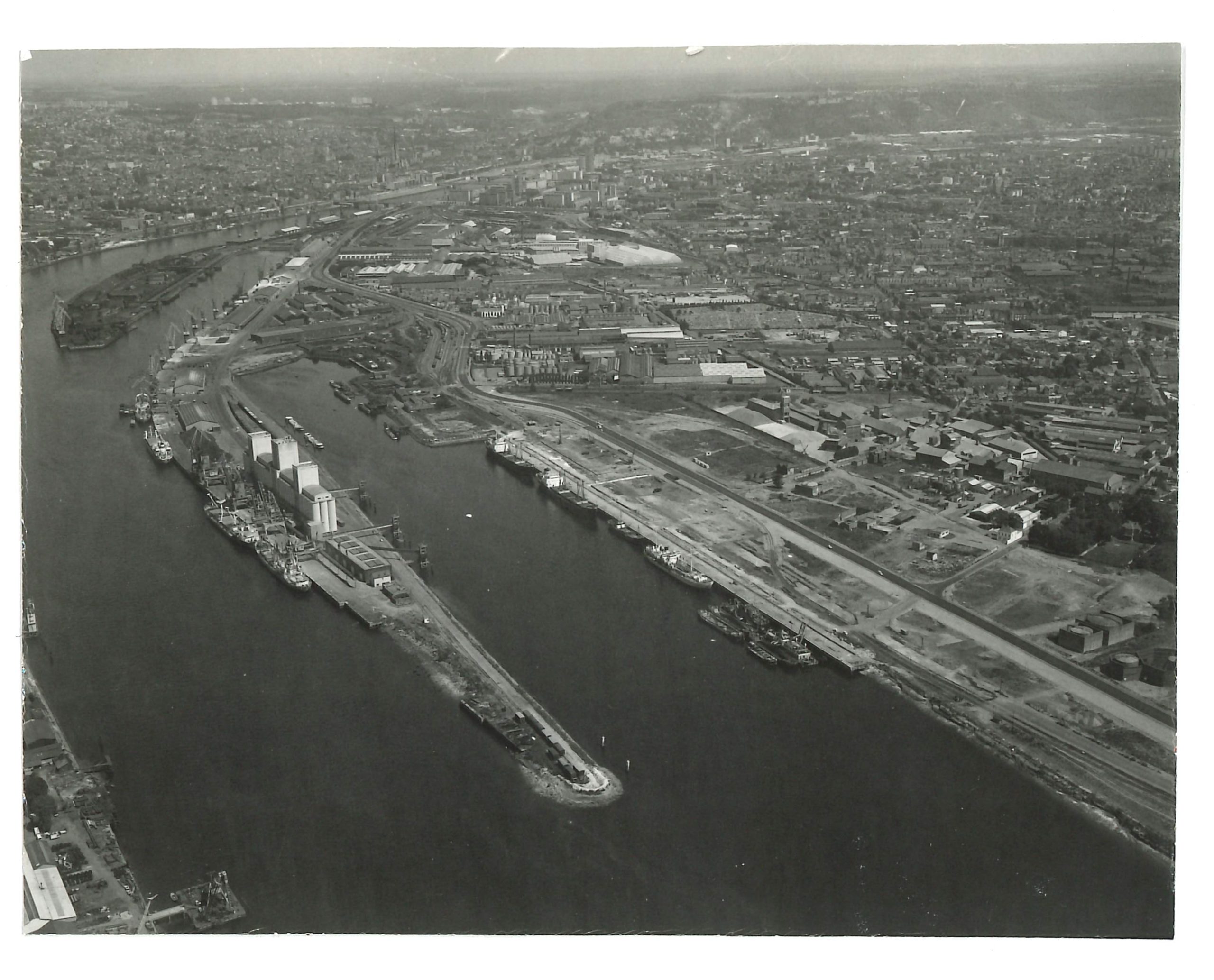 Vue aérienne sur le Quai Rouen Quevilly en 1970