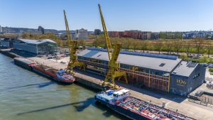 Rive gauche - hangar 106 et grues picasso barges a quai