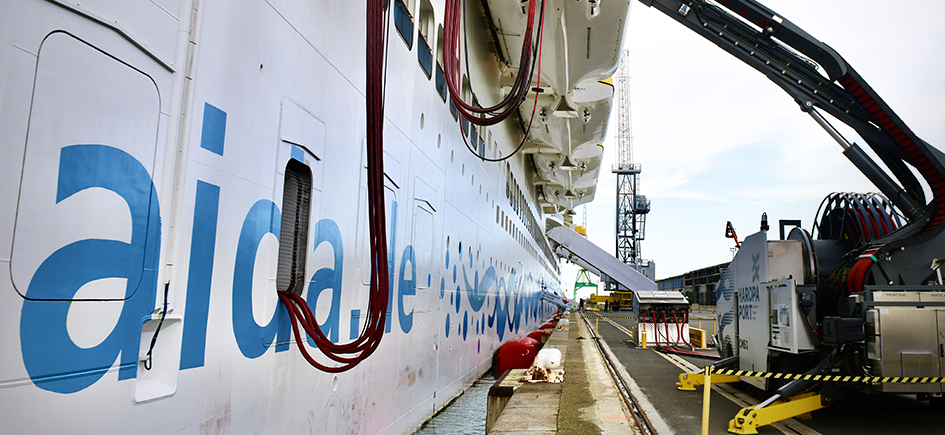 Branchement à quai au Havre du paquebot AIDA