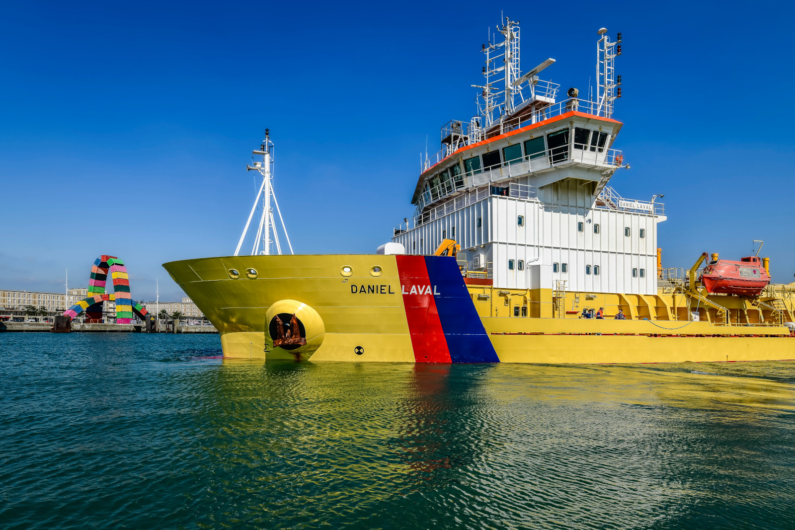 Draguage - Daniel Laval - La catène de contenairs en arrière plan