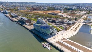 Métropole de Rouen rive gauche barge en navigation quai Jean de Bethencourt hangar 107 grues picasso