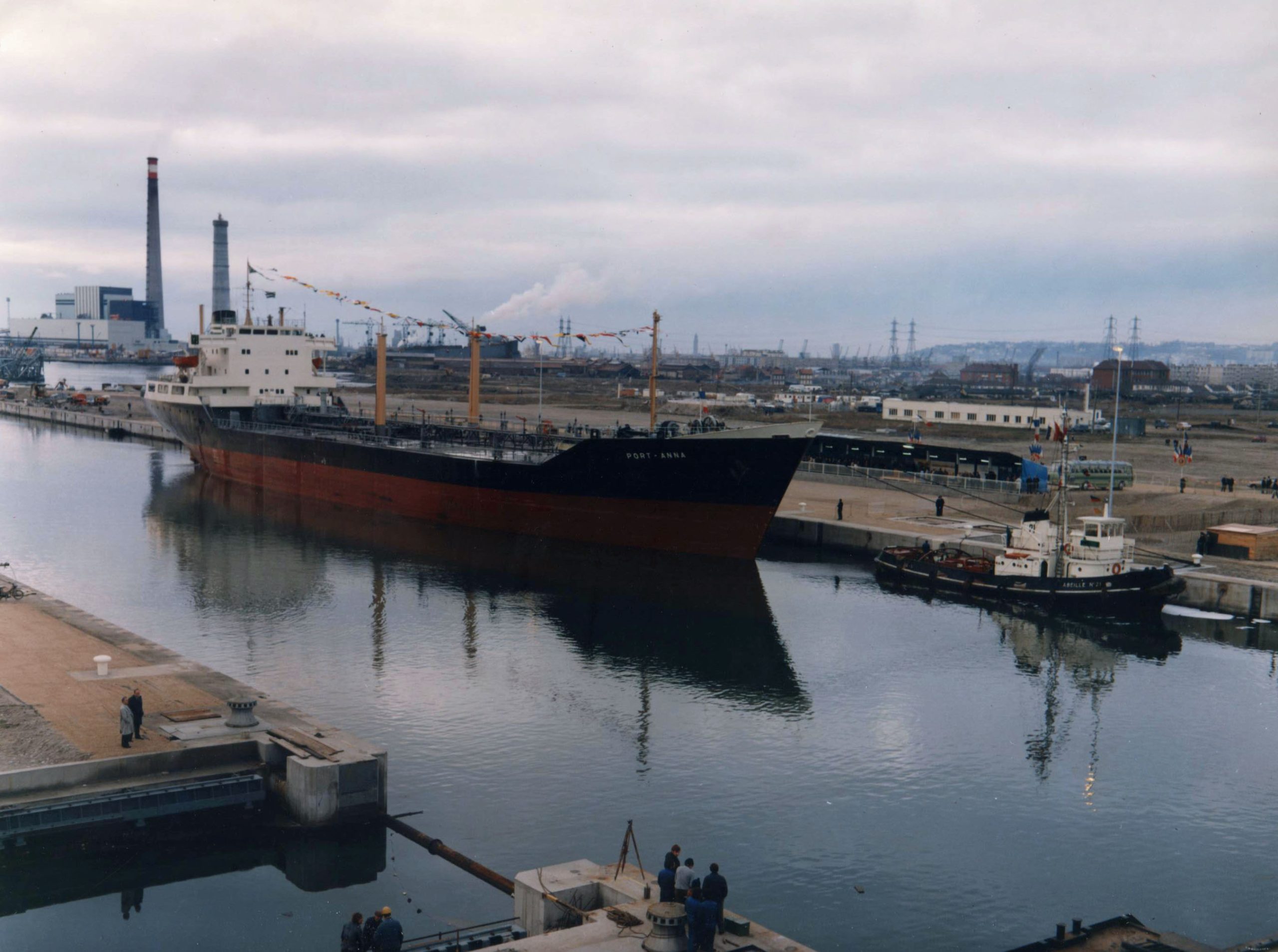 Un navire franchit l'écluse François 1er