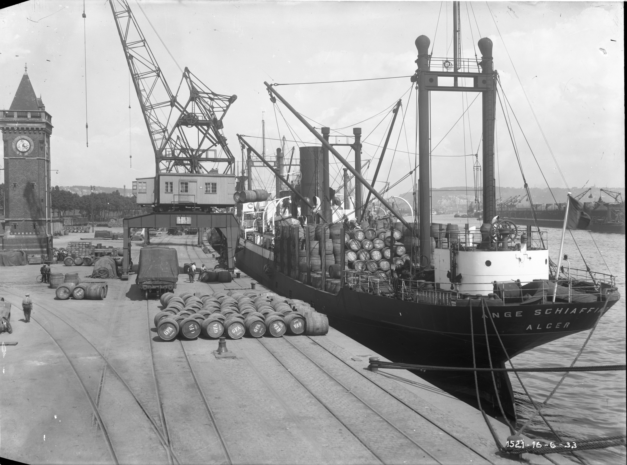 Navire à quai & fut sur le port de Rouen _ le marégraphe en arrière plan
