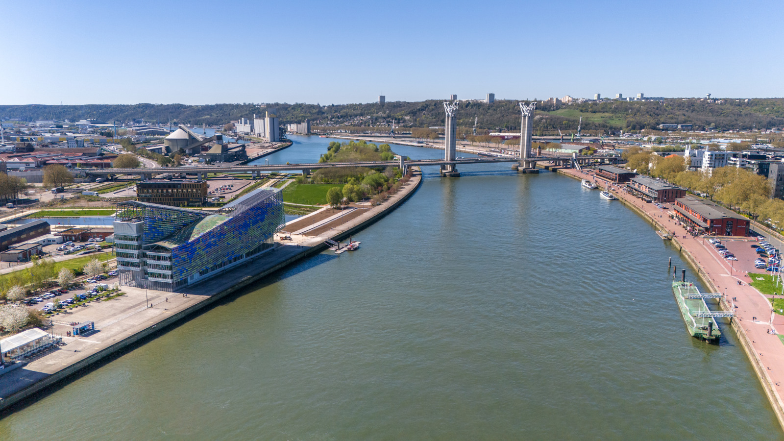 Vue aérienne sur Rouen - pont Flaubert Metropole - hangar restaurants