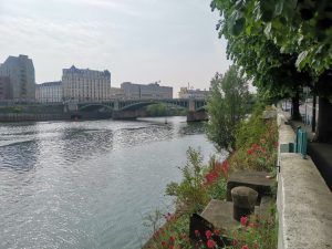 Vue sur le pont de l'Île-Saint-Denis depuis la berge