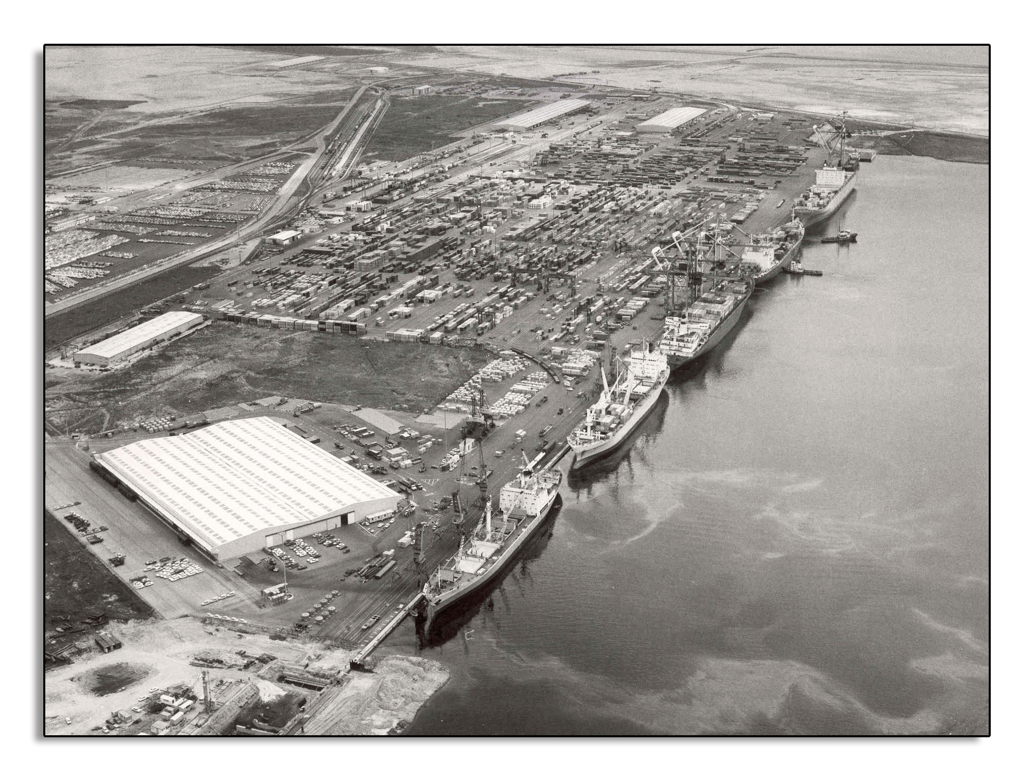 Vue aérienne terminal à conteneurs de Bougainville