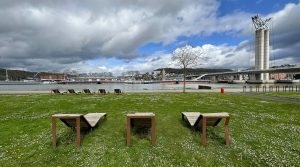 Rouen. Presqu'ile Rollet. Vue sur Seine. Transats bois. Pont Flaubert. Maregraphe.