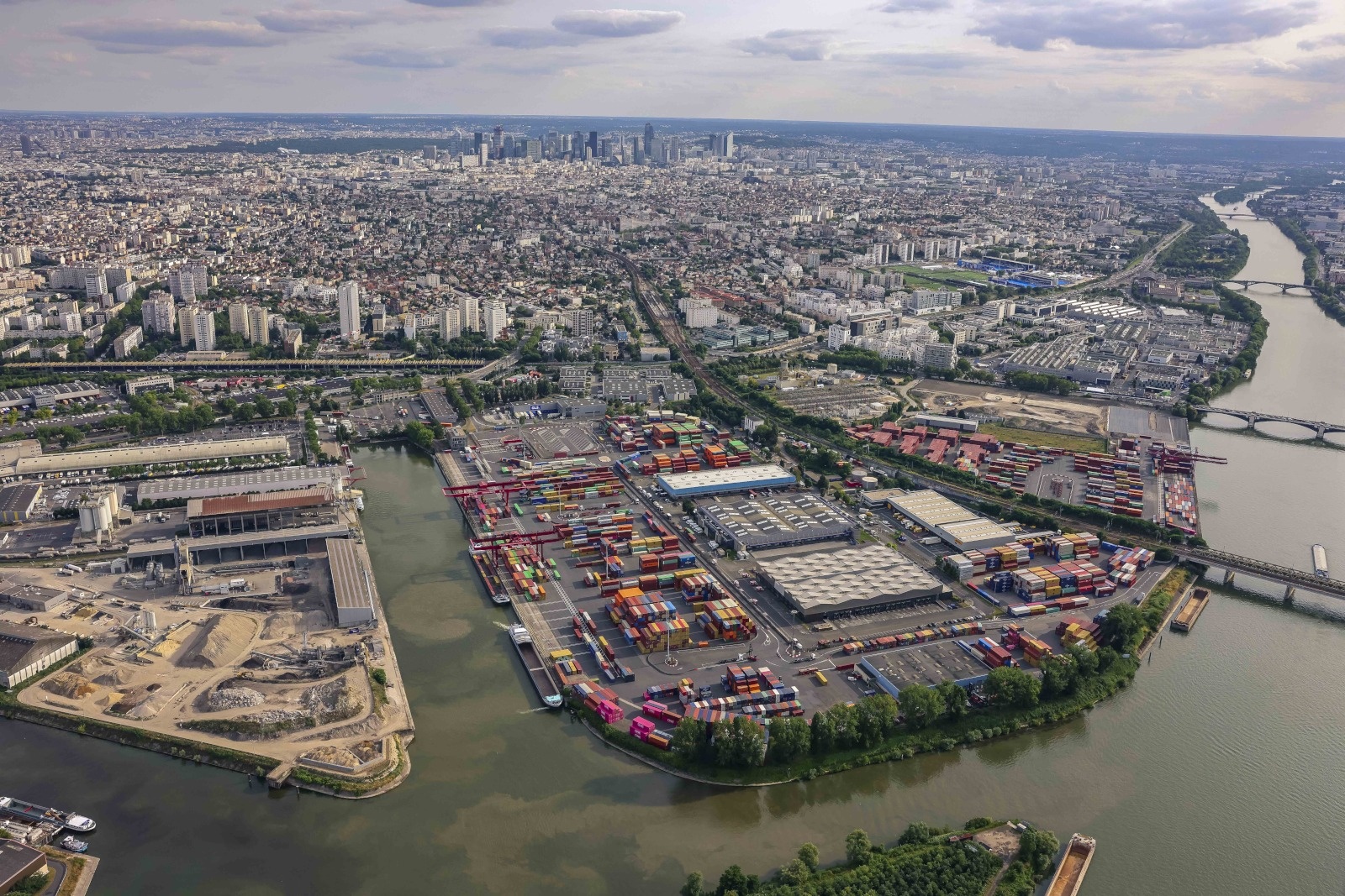 Vue aérienne sur le port et la ville de Gennevilliers