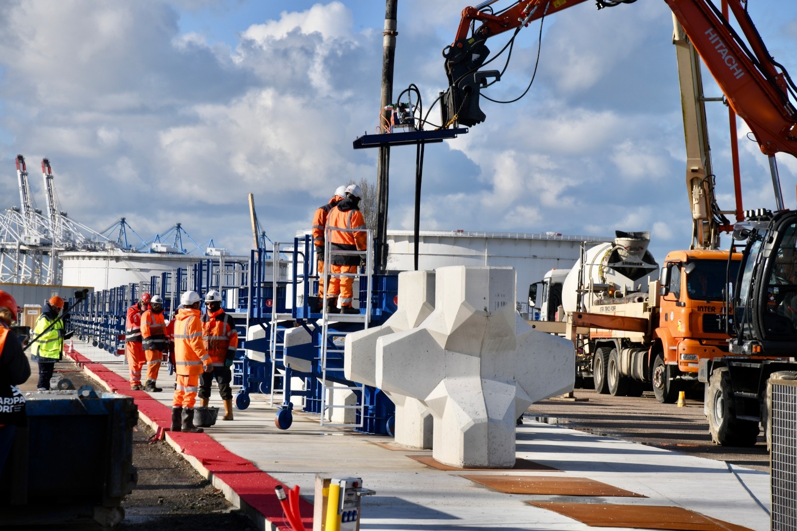 Chantier des Accropodes de la future digue de la chatière au Havre.