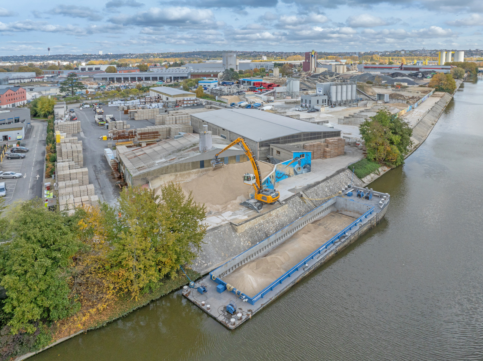 Chargement de matériaux de BTP sur le port de Bonneuil dans une barge fluviale.