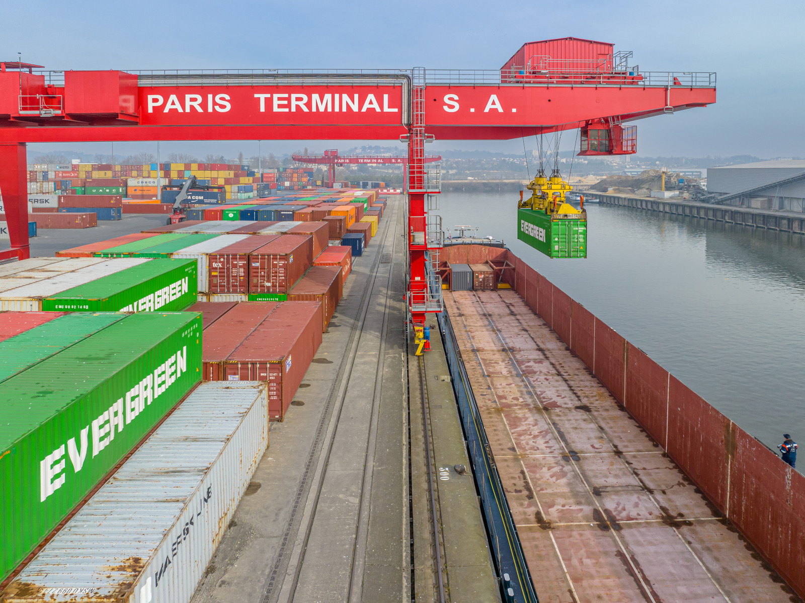 Chargement de conteneurs dans une barge fluviale au Paris Terminal du port de Gennevilliers.