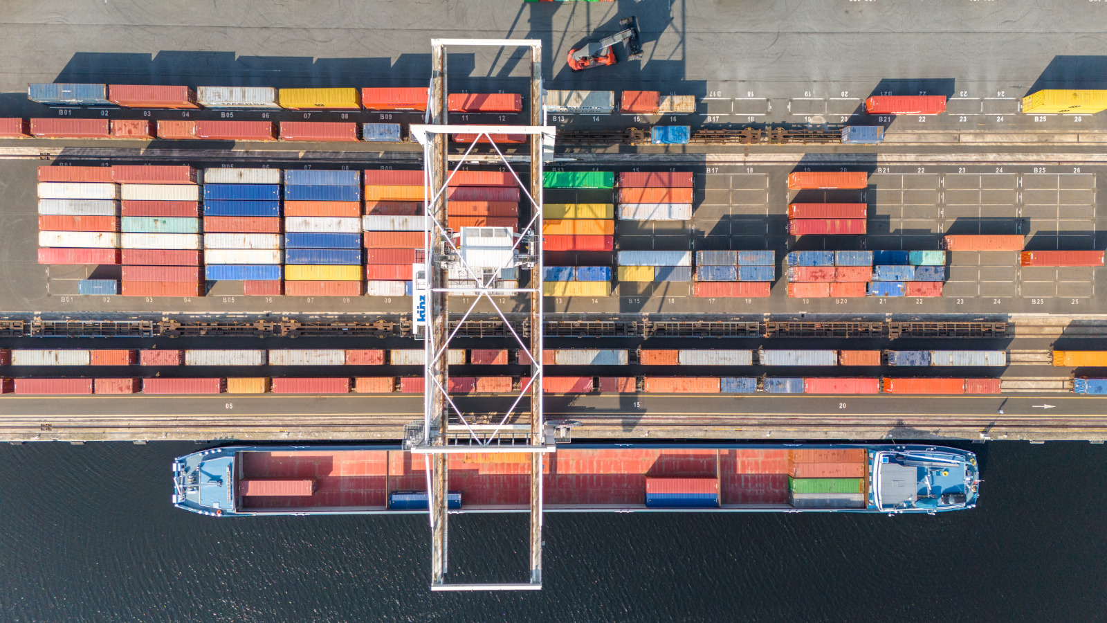 Chargement de conteneurs dans une barge fluviale sur le terminal multimodal du Havre.