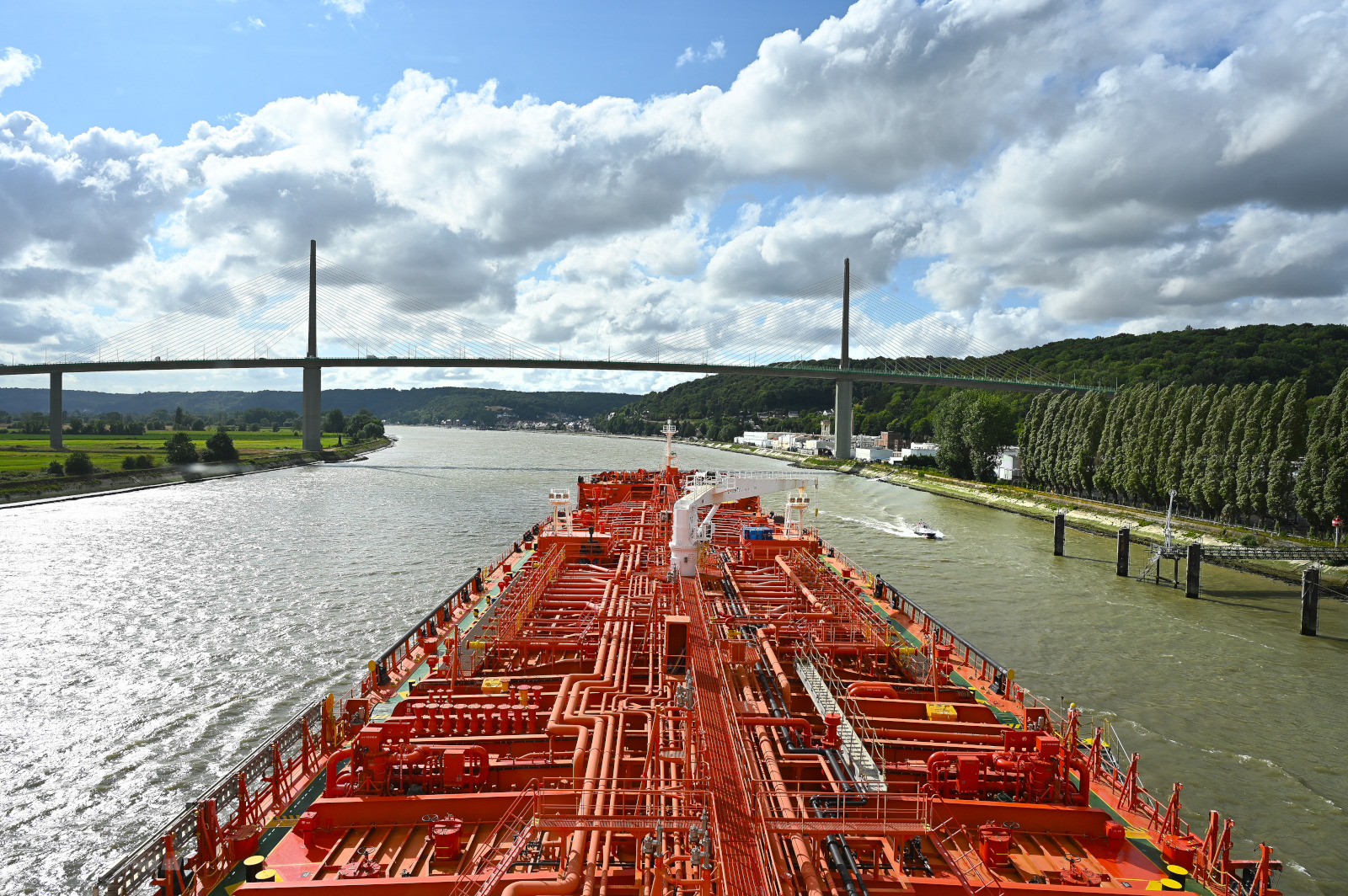 Chimiquier en navigation en Seine près du pont de Brotonne à Rouen.