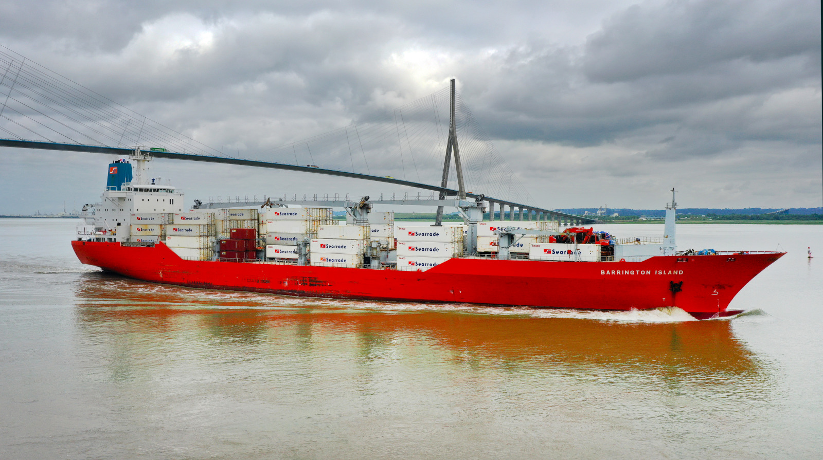 Le Porte-conteneur Barrington Island dans l'estuaire. Il remonte la Seine vers le terminal de Radicatel. Il s'agit d'une ligne hebdomadaire principalement Reefer.