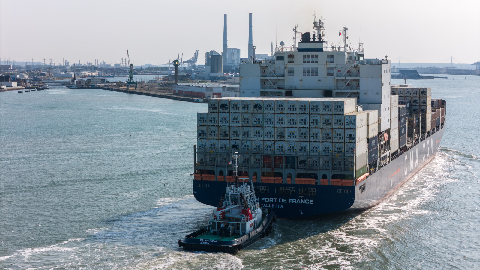 Navire REEFER CMA CGM en entrée du port du Havre.