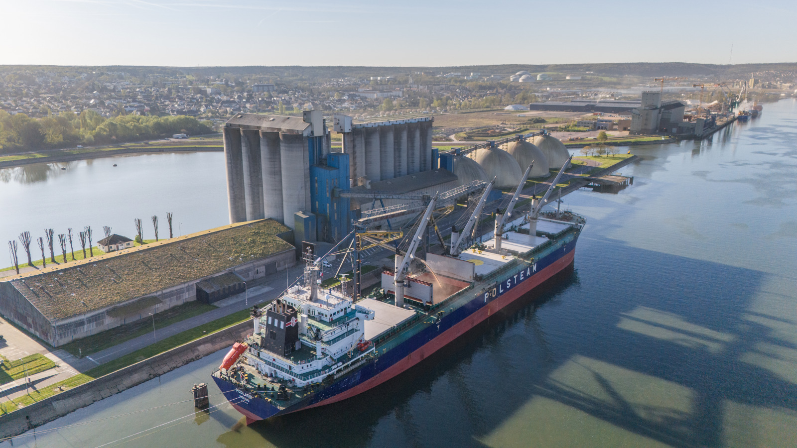Chargement du vraquier Polsteam chez Simarex à Rouen.