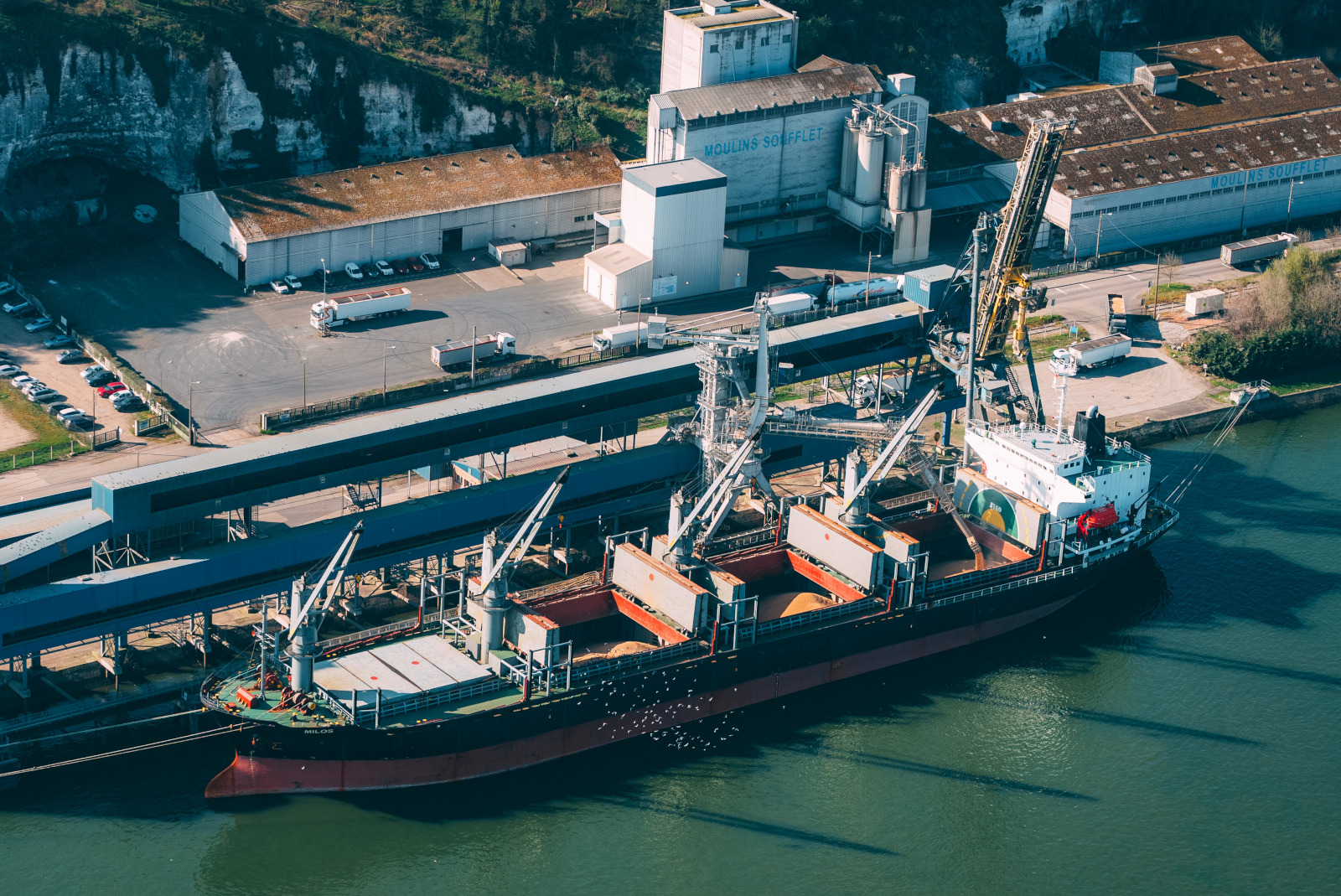 Vraquier en chargement aux silos soufflet SOCOMAC a Val-de-la-Haye