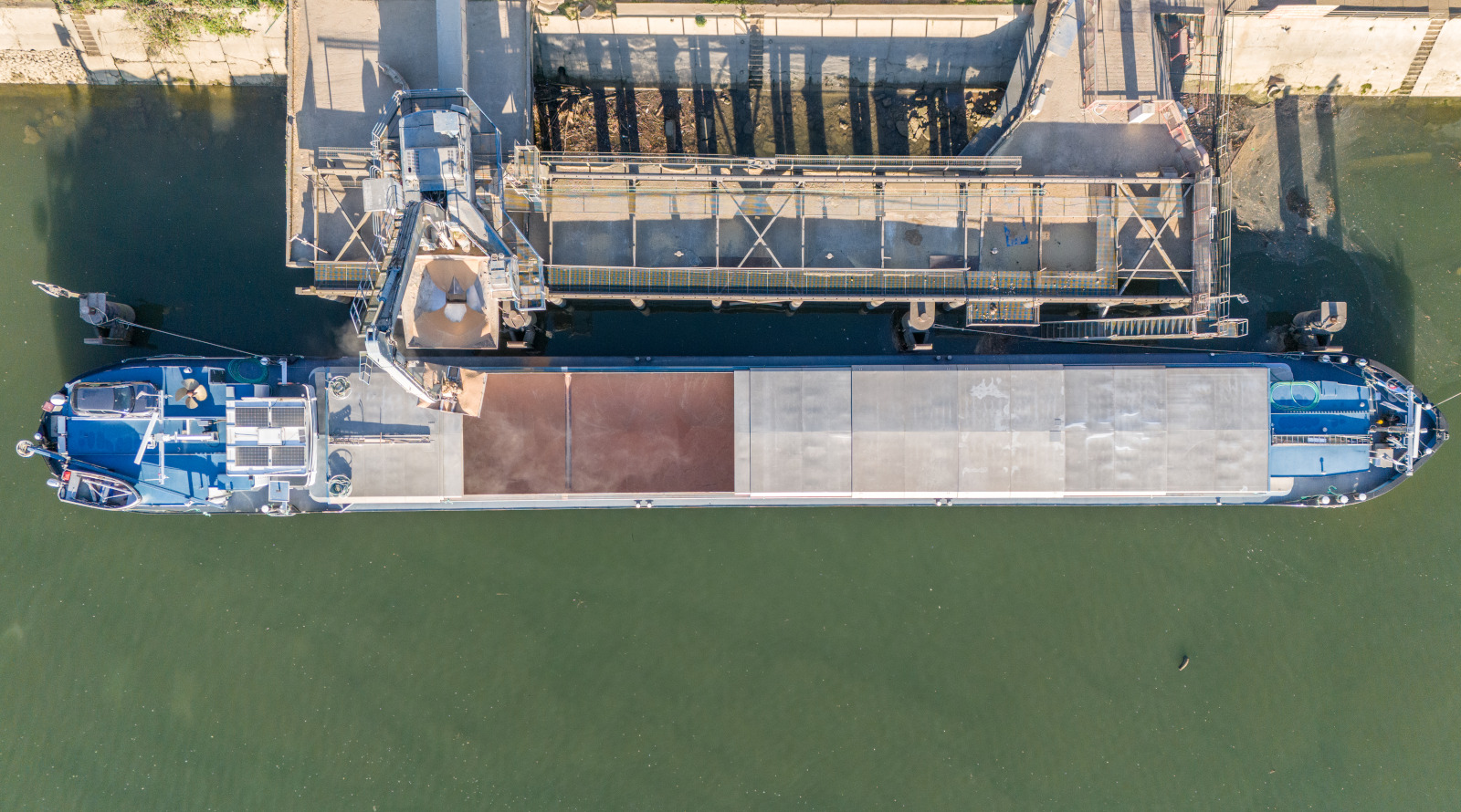 Chargement cereales sur barge fluviale chez Soufflet à Rouen.