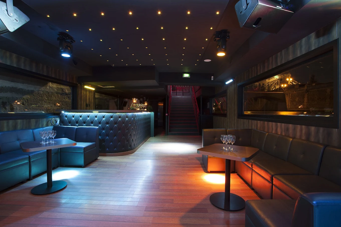 Vue de l'intérieur de La Péniche Paris